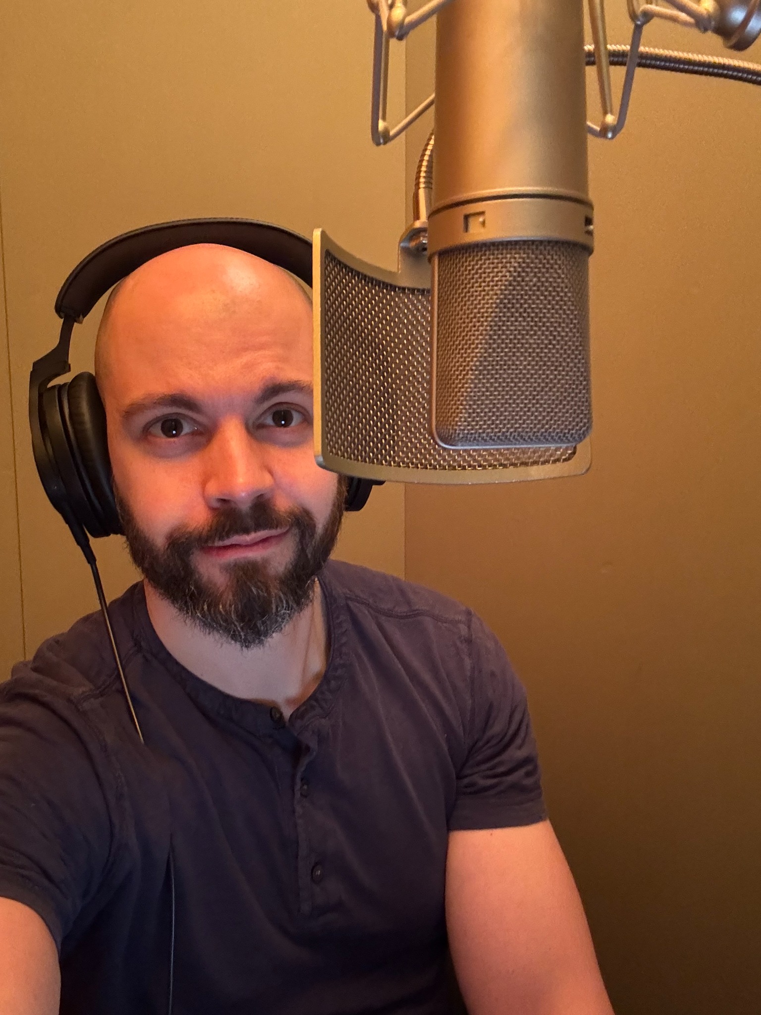 Dagomar Degroot recording in a studio